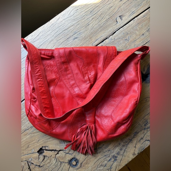 Vintage Embossed Red Leather Shoulder Bag with tassel - Picture 7 of 14